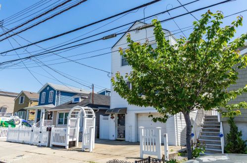 408 Cross Bay Blvd, Far Rockaway, NY 11693-1027