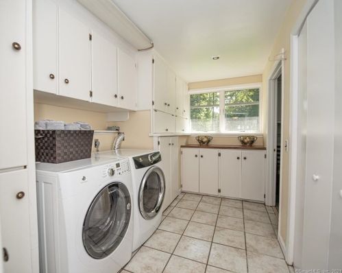 225 Sturges Ridge Rd, Wilton CT  06897-2727 exterior