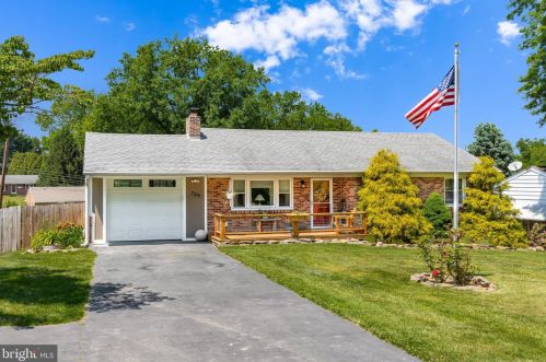 726 Market St, Mount Wolf, PA 17347-9528