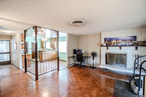 22315 Espuella Dr, Santa Clarita, CA 91350-2319