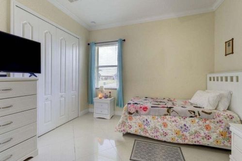 160 Saratoga Ave, Fort Pierce FL  34953-5974 exterior