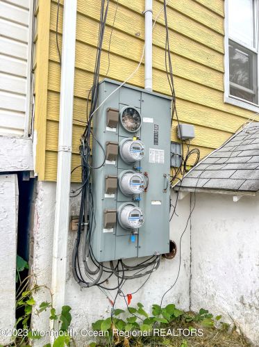 413 Ridge Ave, Tinton Falls NJ  07712-6331 exterior