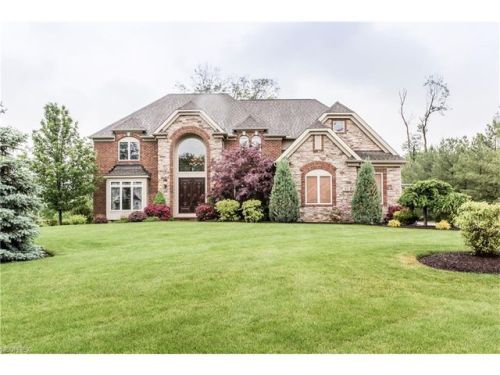 43 Walden Ridge Dr, Hinckley, OH 44233-9276