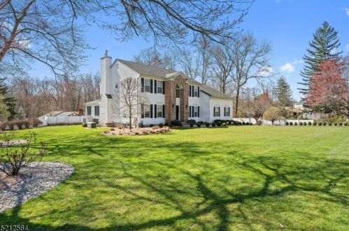 7 Cottage Pl, Gillette, NJ 07933-1701