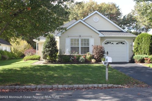 26 Rosewood Ct, Lakewood NJ  08701-5721 exterior