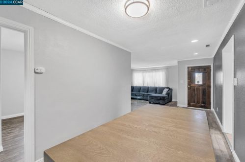 21 Poinsettia Ave, West Pittsburg, CA 94565-1613