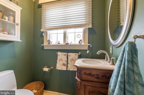 1209 Knollbrook Dr, Lansdale PA 19446-5117 exterior