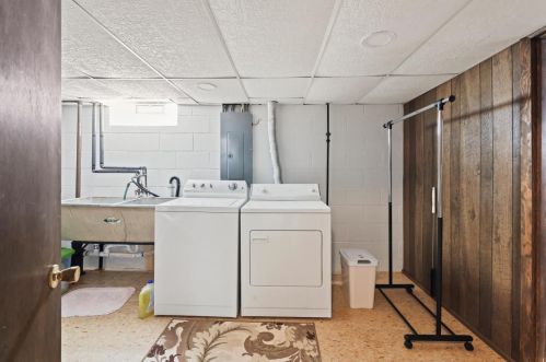 5353 Lakeview Dr, Greendale WI 53129-1930 exterior