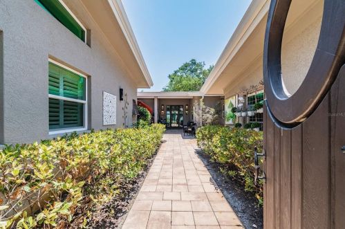5148 31st Ave, Saint Petersburg FL  33707-5600 exterior