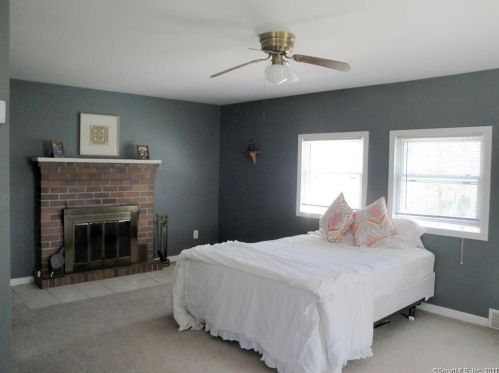 37 Candle Hill Rd, Danbury CT  06812-2409 exterior