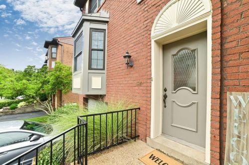 647 Woodcrest Dr, Pittsburgh, PA 15205-1527