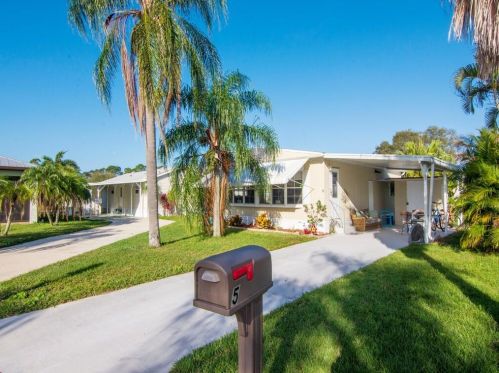 5 Violetta Ln, Fort Pierce, FL 34952-2345
