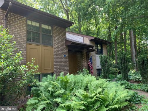 2012 Headlands Cir, Herndon VA  20191-3614 exterior