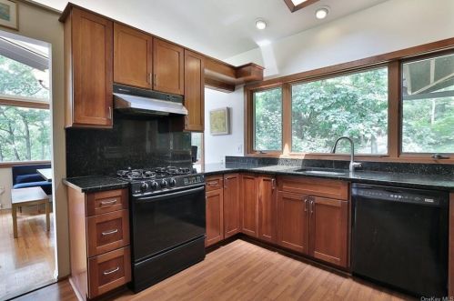 68 Spice Bush Ln, Tuxedo Park NY  10987-3518 exterior