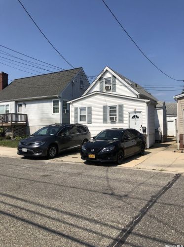 742 9th St, North Lindenhurst, NY 11757-5544