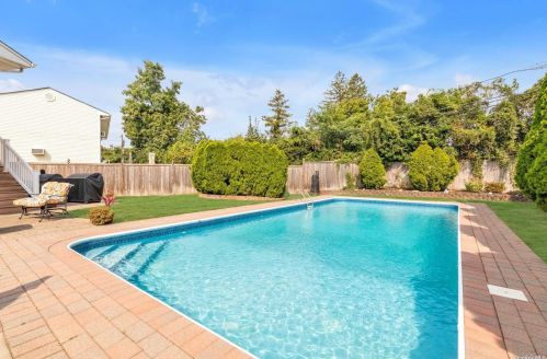 2111 Skipper Ct, North Bellmore NY  11710-3011 exterior