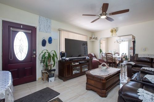 2125 Adriatic Ave, Long Beach CA 90810-3573 exterior