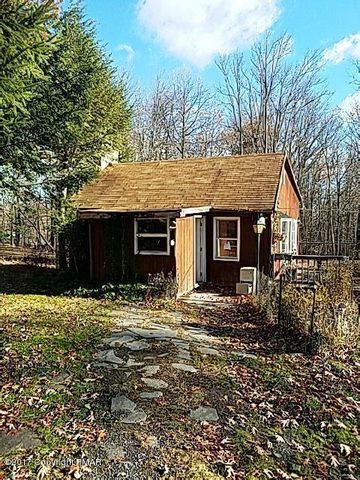 2432 Beartown Rd, Canadensis, PA 18325-7930