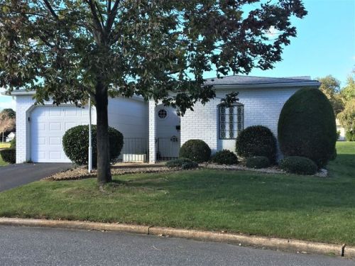 1 Carey Ct, Bricktown, NJ 08724-1908