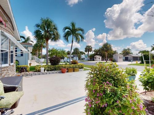 1041 Silver Lakes Blvd, Naples FL  34114-9334 exterior