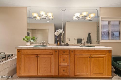 2005 Hull Ct, Simi Valley CA 93063-3701 exterior