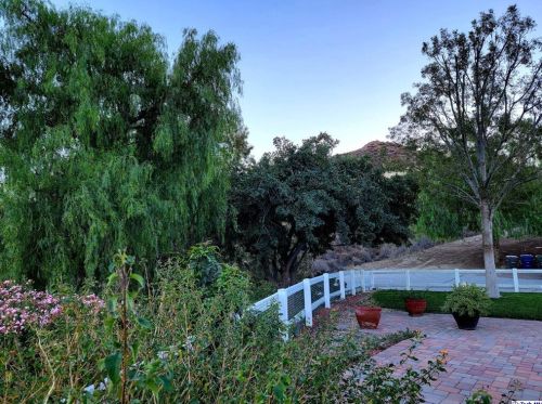 26945 Brooken Ave, Santa Clarita CA  91387-3904 exterior