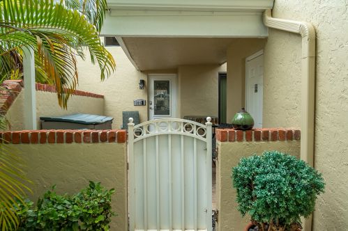 605 Maplewood Dr, West Palm Beach, FL 33415-1467