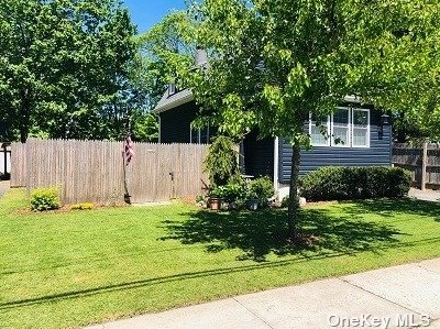 11 Carlson Ave, San Remo, NY 11754-3733