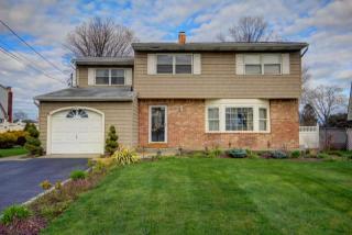 39 Cannon Dr, Holbrook, NY 11741-5216
