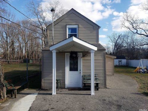217 Grove Ave, Canaan Lake, NY 11772-4133