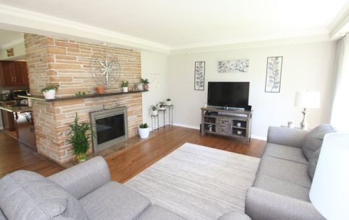 8837 Navajo Rd, Milwaukee, WI 53217-1745
