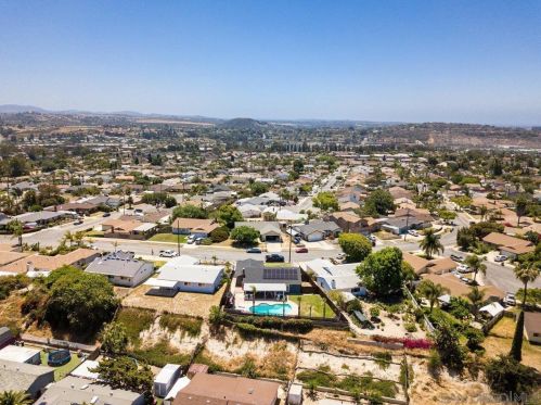 2905 Linda Dr, Oceanside CA  92056-4352 exterior