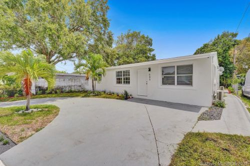 685 7th Ter, Dania Beach FL  33004-3832 exterior