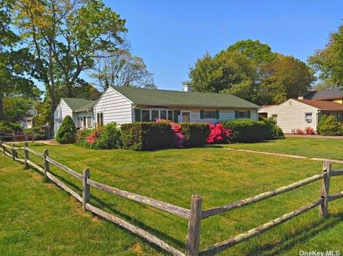 876 Stanley St, West Islip, NY 11795-2612