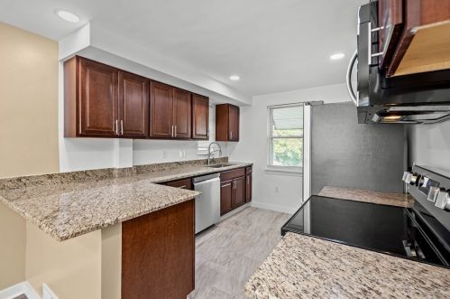 206 Macfarlane Dr, Pittsburgh, PA 15235-4212