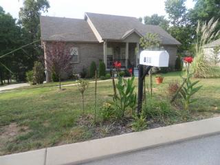 811 Red Holw Dr, Springfield TN  37172-5127 exterior