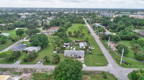 2707 Old Military Trl, West Palm Beach, FL 33417-2821