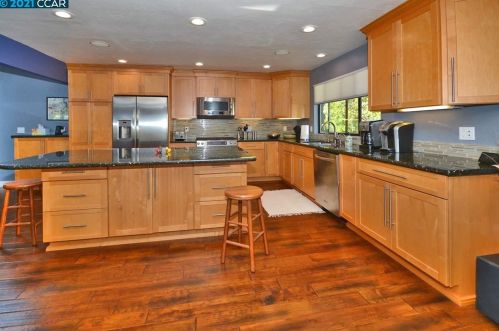 2480 Ln Canada Ct, Pinole CA exterior