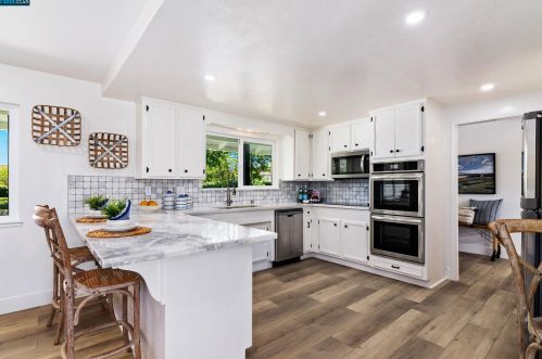 1050 Kay Ln, Oakley, CA 94561-3865