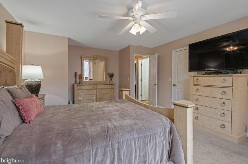 342 Yorkshire Dr, Lancaster PA  17603-8846 exterior