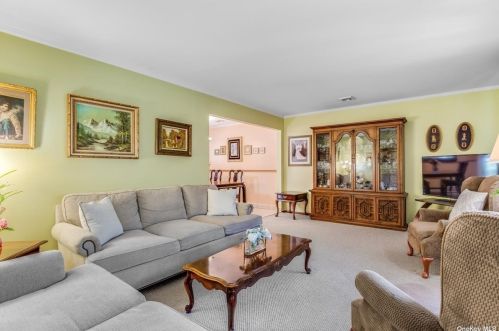1325 Manor Ln, Bayshore, NY 11706-5306