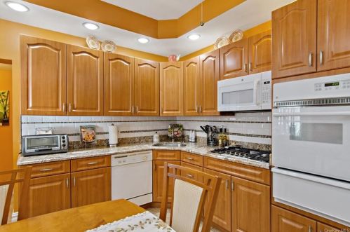 7 Van Corlear Pl, Bronx, NY 10463-6706