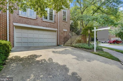 1323 Sundial Dr, Herndon VA  20194-2004 exterior