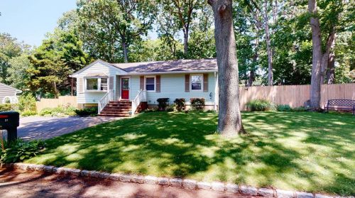 21 Garden St, South Setauket, NY 11720-3818