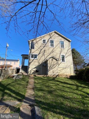 521 Washington St, Charles Town WV  25414-1735 exterior