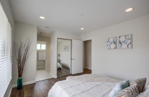 6738 Dennison St, San Diego CA 92122-2431 exterior