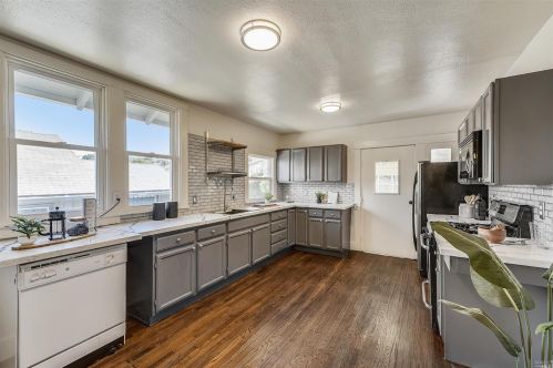 5044 Fairfax Ave, Oakland CA 94601-5811 exterior