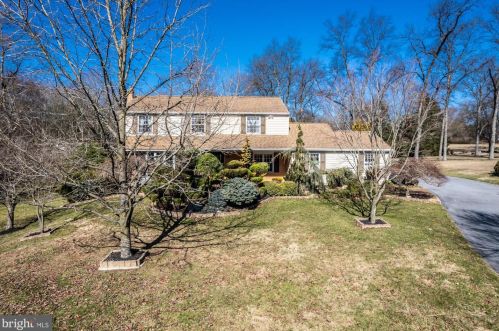 15 Elaine Dr, Thornton, PA 19373-1028