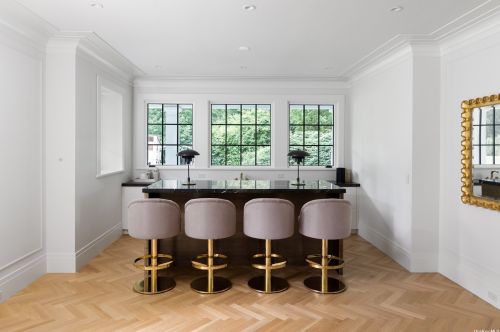 70 Bacon Rd, Westbury NY  11568-1503 exterior