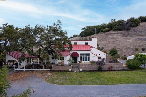 6129 Lichau Rd, Penngrove, CA 94951-9732